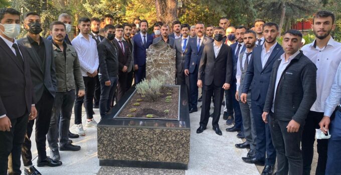 Bingöl Ülkü Ocaklarından, Merhum Alparslan Türkeş’in Mezarına Ziyaret