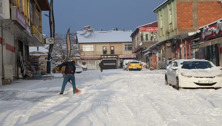 Karlıova’da beklenen kar yağdı