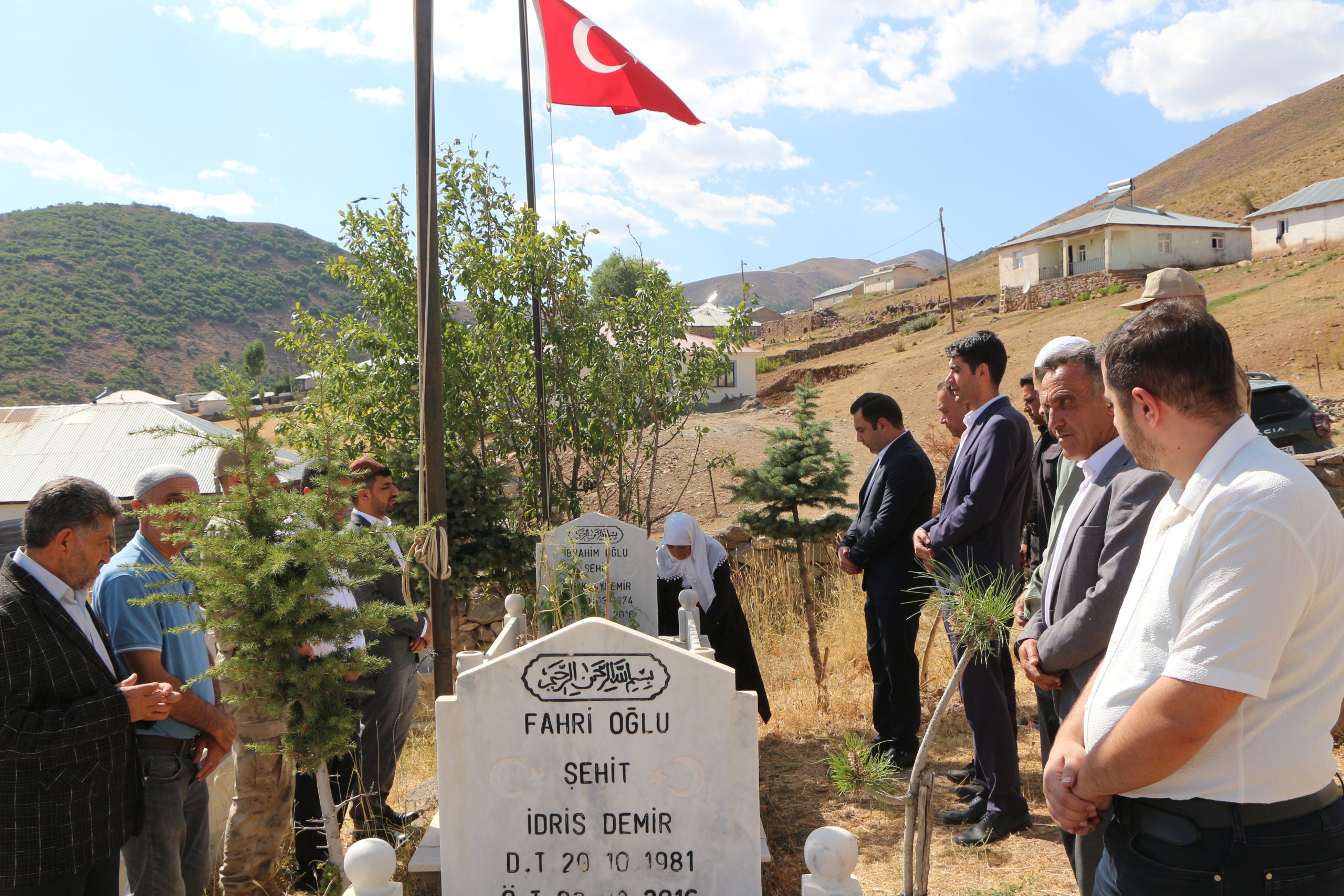 Şehit kabirlerine ziyaret