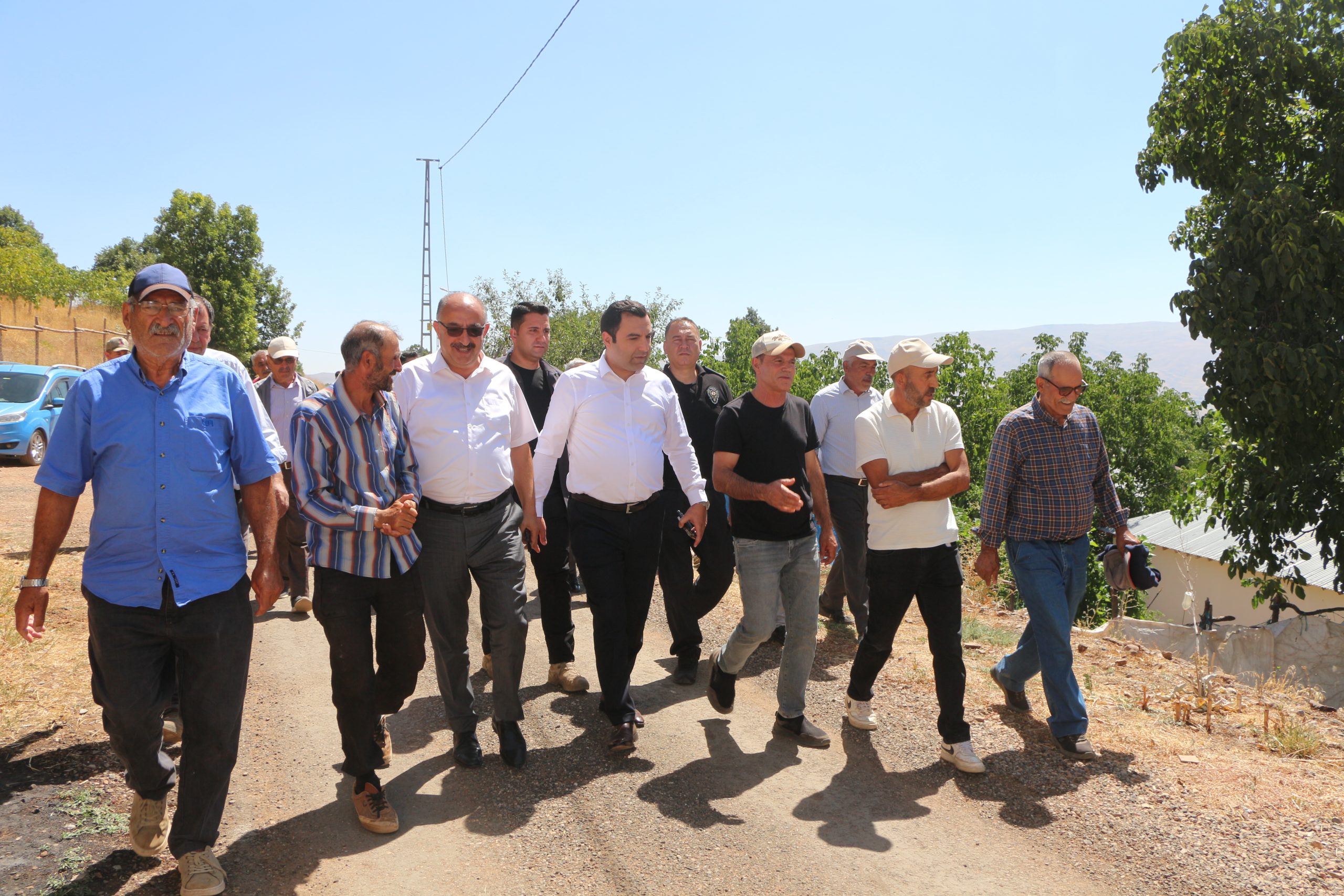 Kaymakam Bıçak, köyleri ziyaret edip talepleri yerinde dinliyor