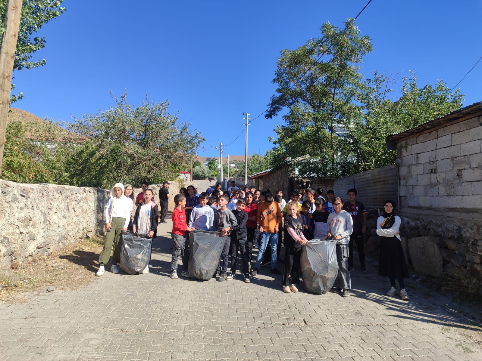 Öğrencilerden Karlıova ilçesine genel temizlik