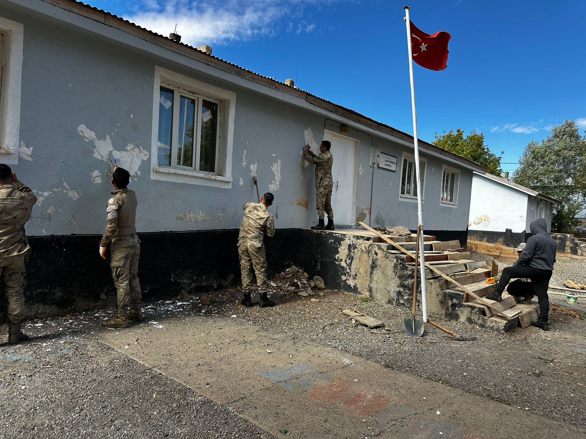 Jandarma personeli okul boyadı