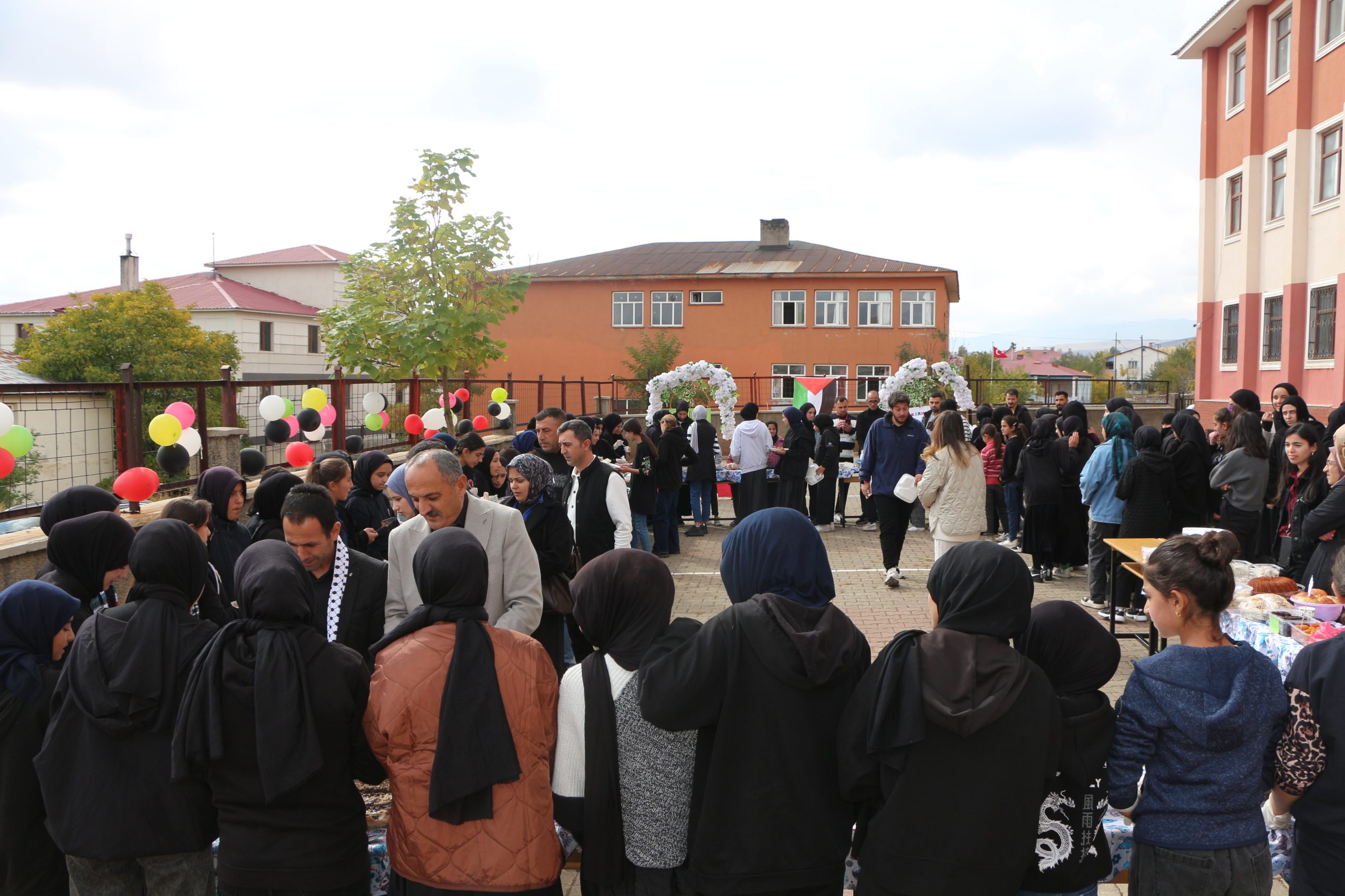 Karlıova’da Gazze yararına kermes düzenlendi