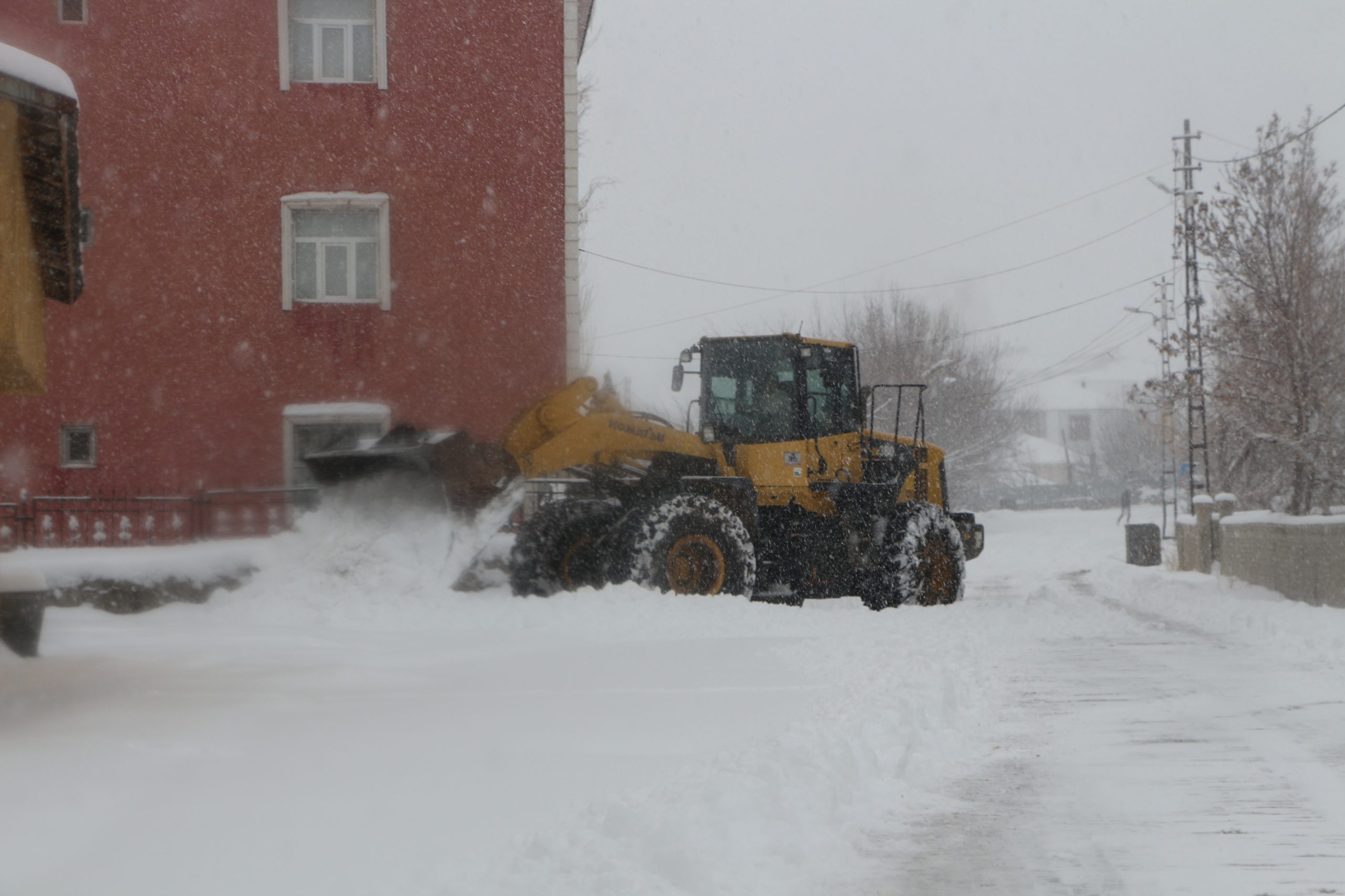 Karlıova’da kar yağışı etkili oldu