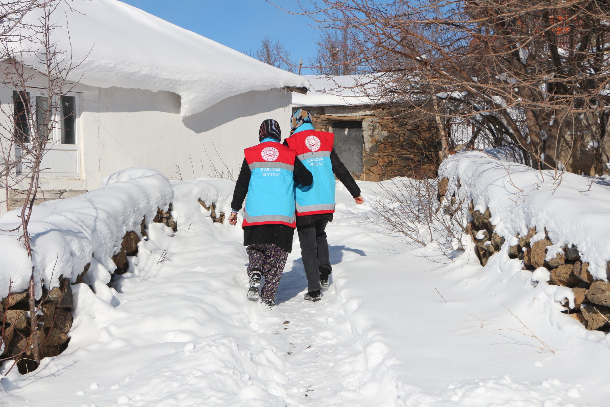 Karlıova’da zor kış şartlarında 200 hanenin temizliği yapılıyor