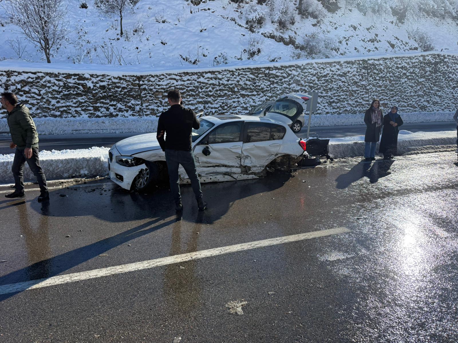Bingöl Karlıova karayolunda maddi hasarlı kazalar