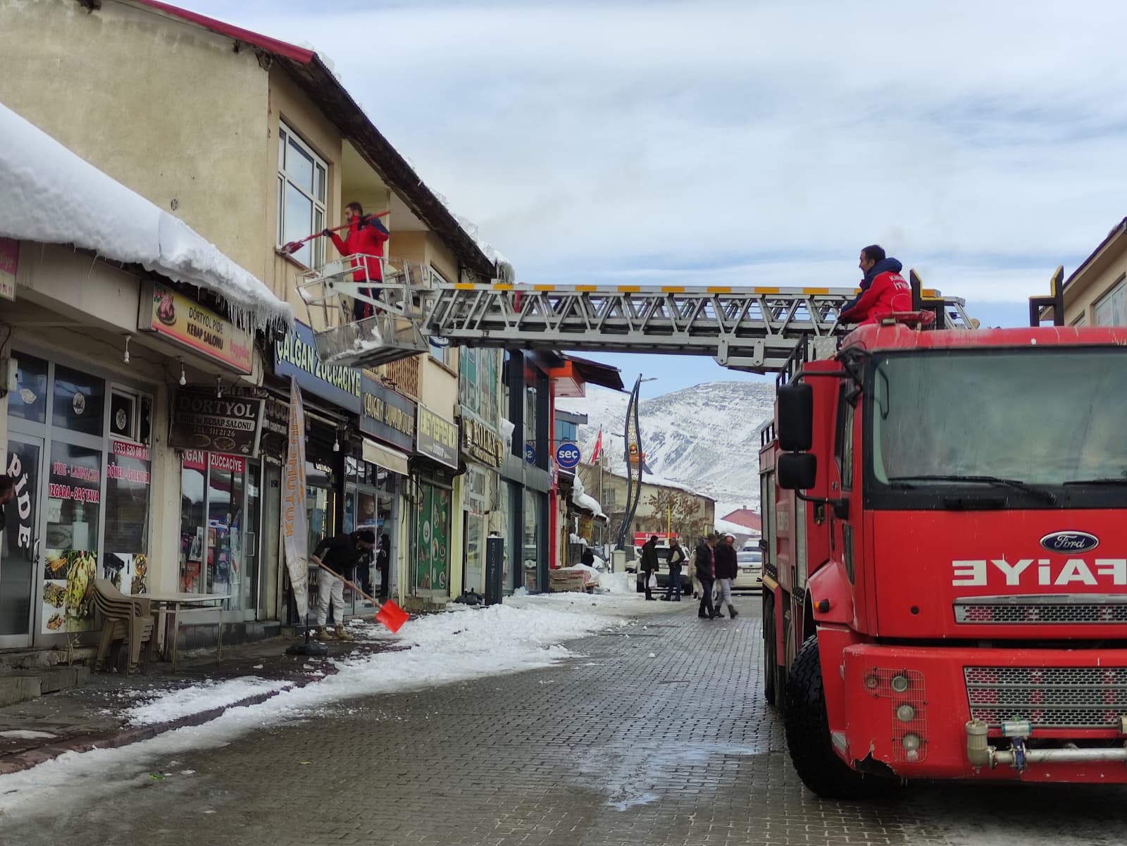 Karlıova’da tehlike oluşturan buz sarkıtları itfaiye aracıyla düşürülüyor