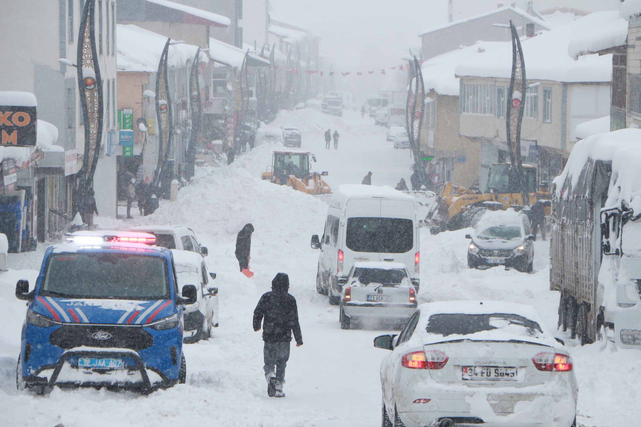 Karlıova’da yoğun kar yağışı devam ediyor