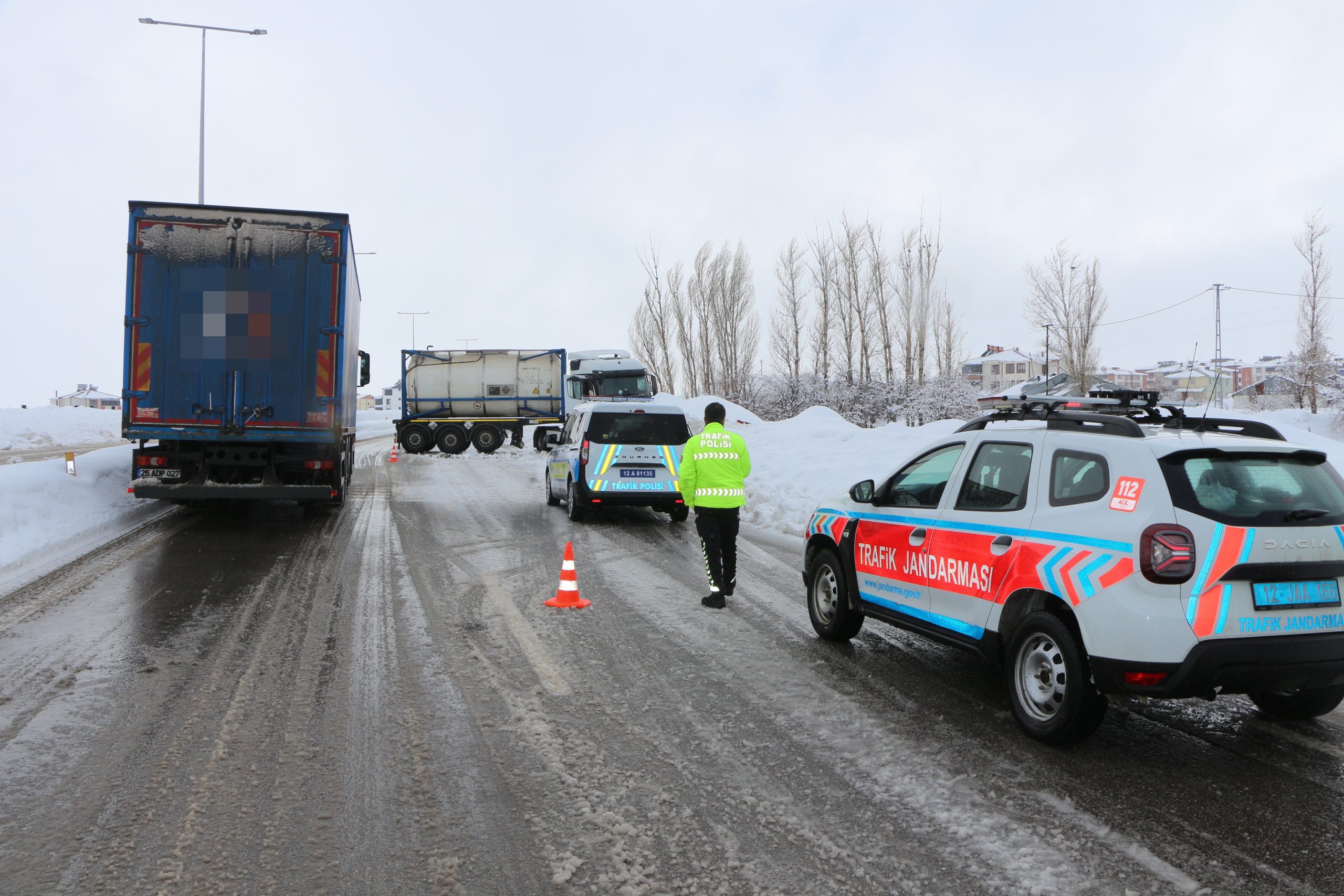 Kayganlaşan yolda tır şarampole girdi
