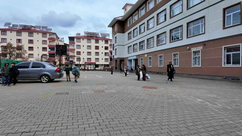 Sınıfta  Sprey Yüzünden 30 Öğrenci Hastaneye Kaldırıldı