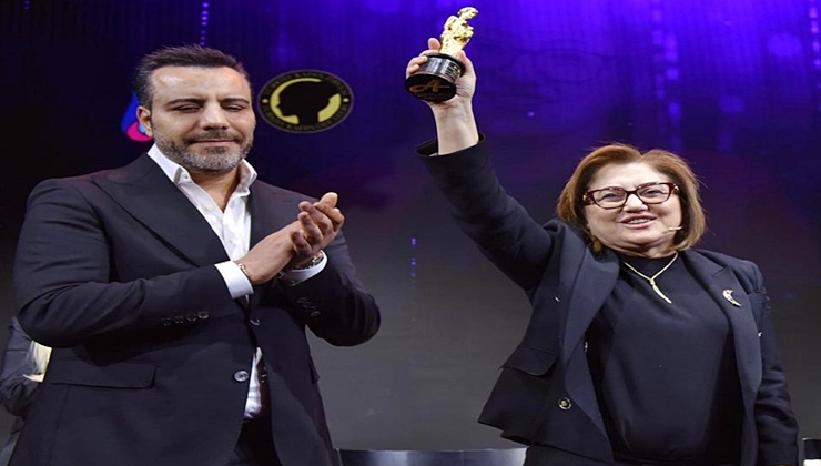 Hemşehrimiz Arafat Bingöl, Fatma Şahin’e  Türkiye’de Yılın Kadın Yerel Yöneticisi ödülünü verdi