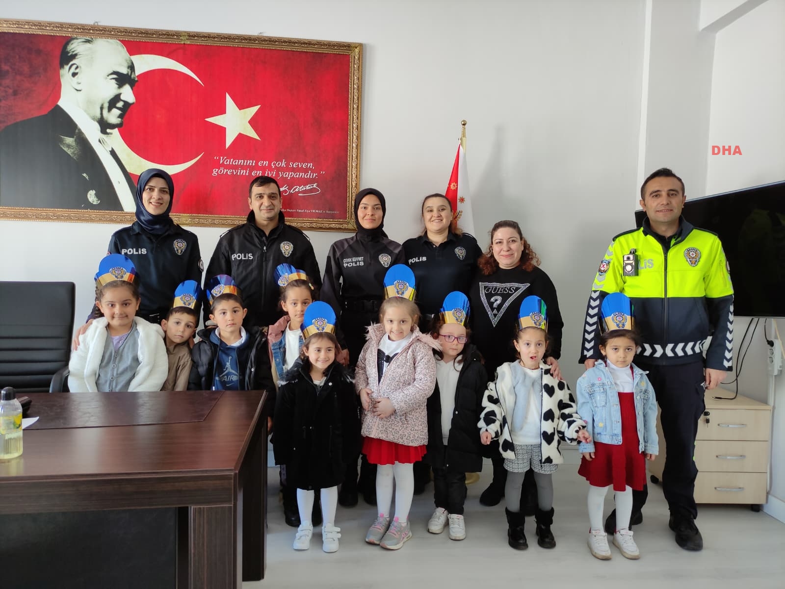 Karlıova’da minik öğrencilerden polislere anlamlı ziyaret