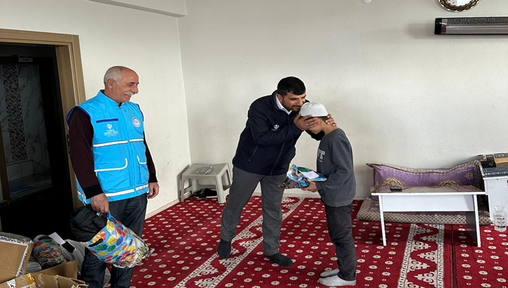 Türkiye Diyanet Vakfı’ndan Karlıova’da Giyim Yardımı