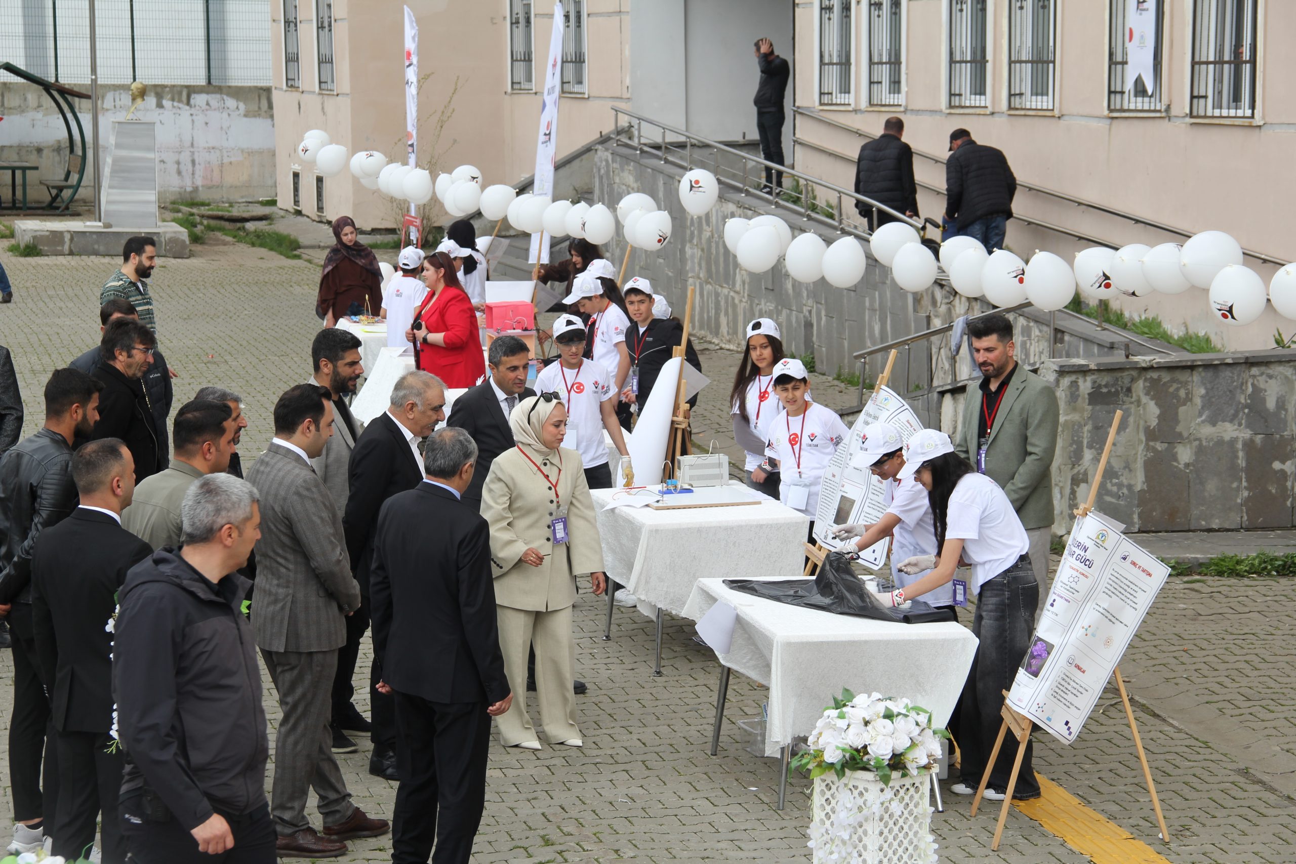 Karlıova’da Bilim Fuarı ve Resim Sergisi