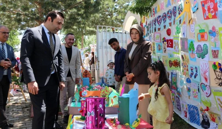 Karlıova Kaymakamı Bıçak, Miniklerin Yılsonu Sergisini Ziyaret Etti