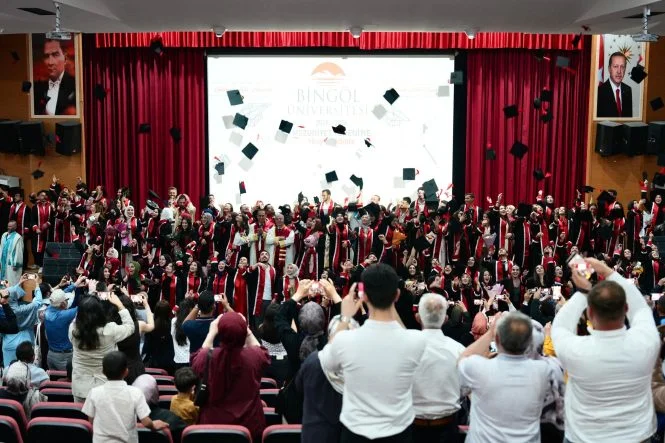 Bingöl Üniversitesi’nde Mezuniyet Töreni Gerçekleşti