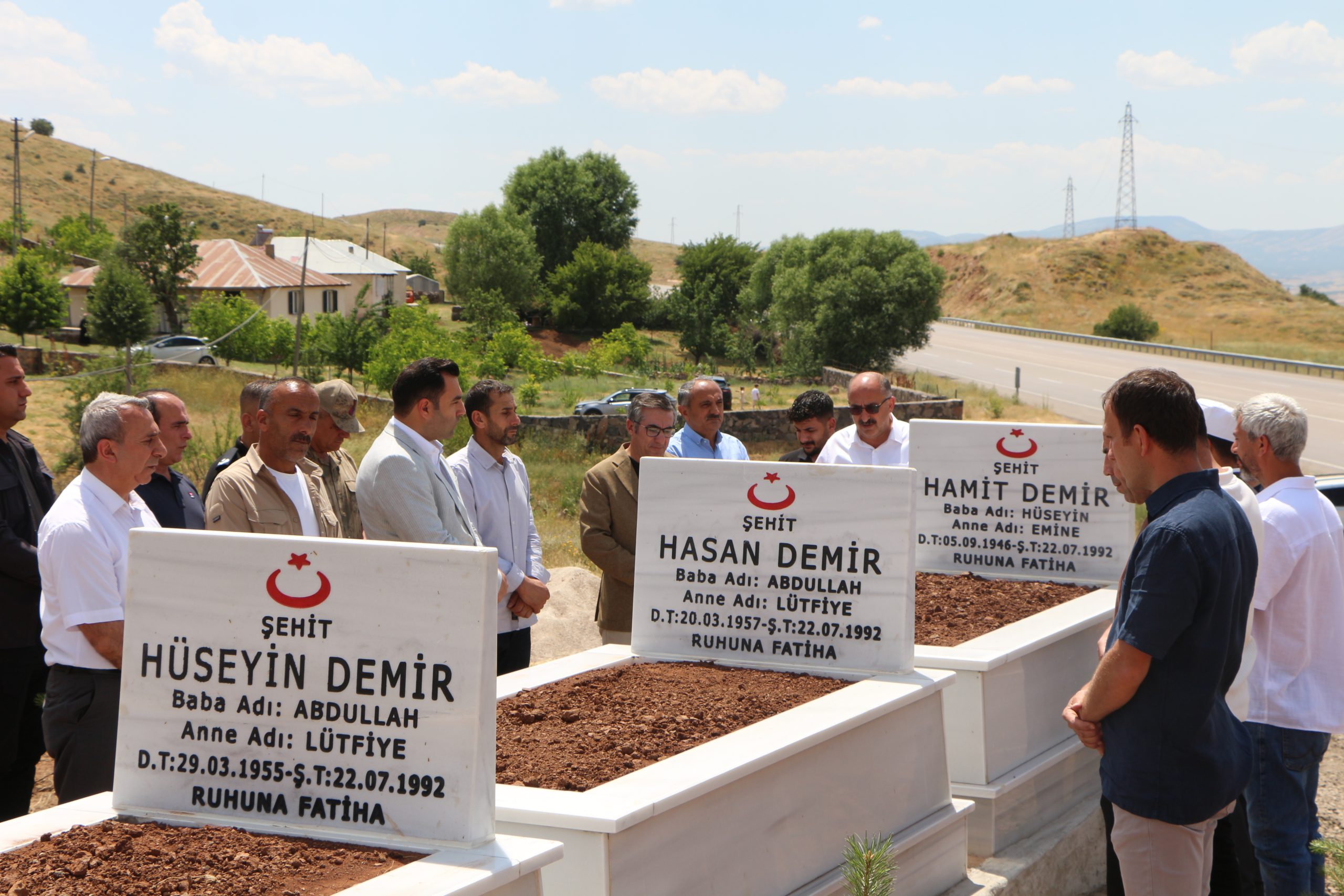 34 yıl önce şehit edilen 3 kardeş mezarları başında anıldı