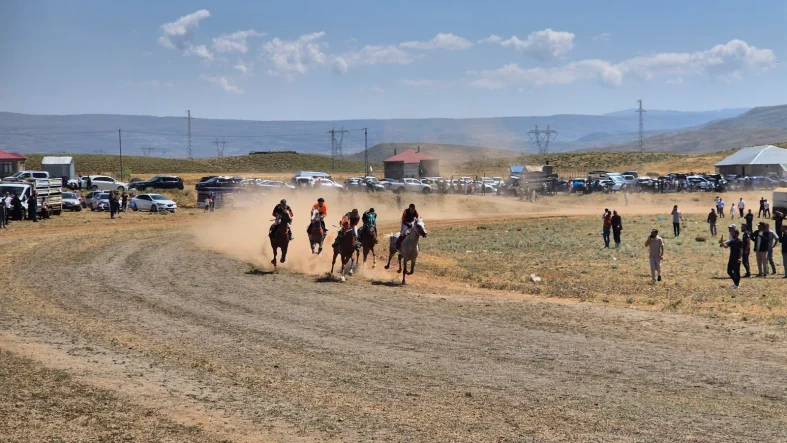 Karlıova’da Atlar Kıyasıya Yarıştı