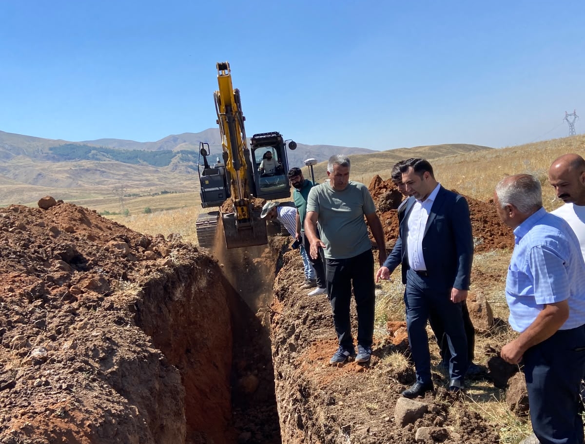 Karlıova Kaymakamı Bıçak, Göynük Köyünde Altyapı Çalışmalarını İnceledi