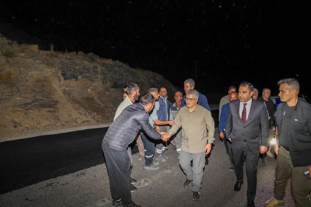 Karlıova’da Asfalt Mesaisi Gece de Sürüyor: Vali Çelik, İncelemelerde Bulundu