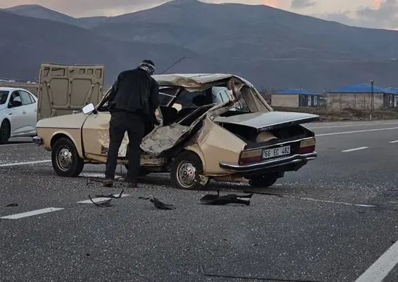 Karlıova’da otomobil ile çarpışan motosikletin sürücüsü ağır yaralandı