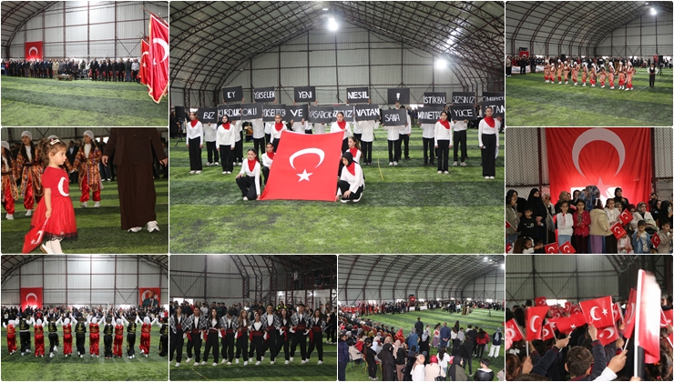 Karlıova’da Cumhuriyet’in 103. yılı için düzenlenen törende halk oyunları ve şiirler sergilendi.